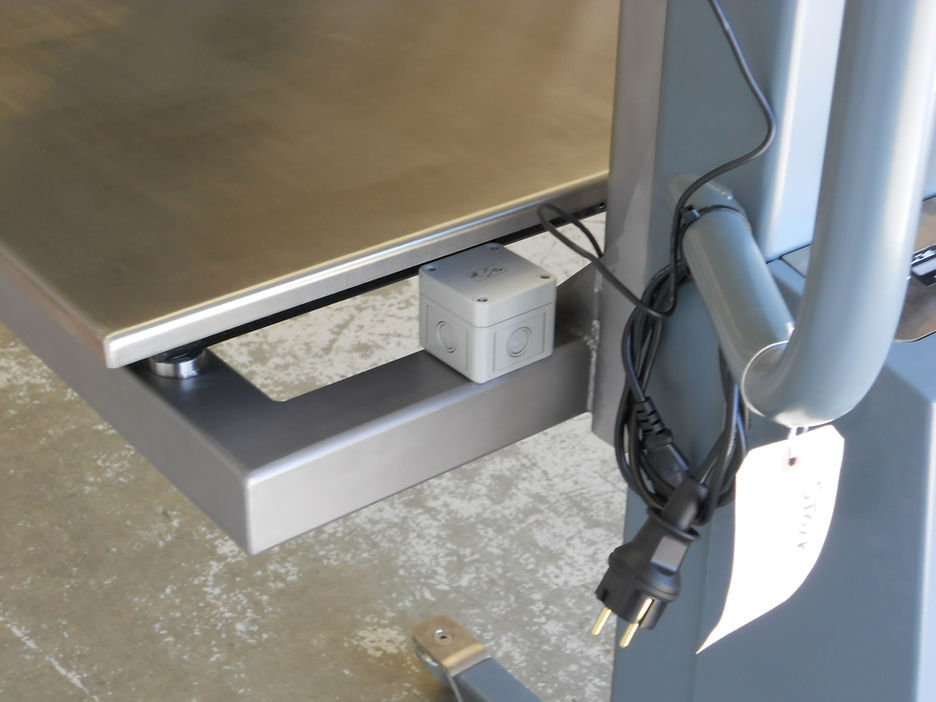 ezzLIFTmaster mit Greifer beim Fahren zwischen Arbeitspositionen