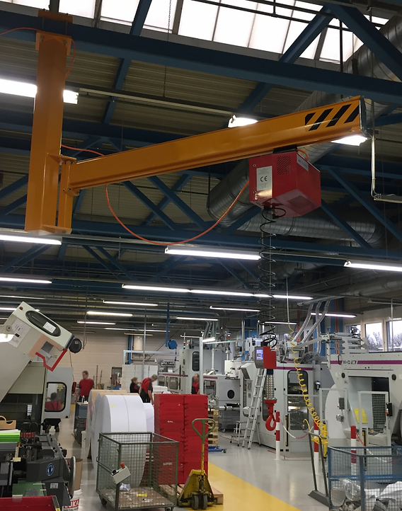 Ceiling-mounted slewing jib crane in a production hall