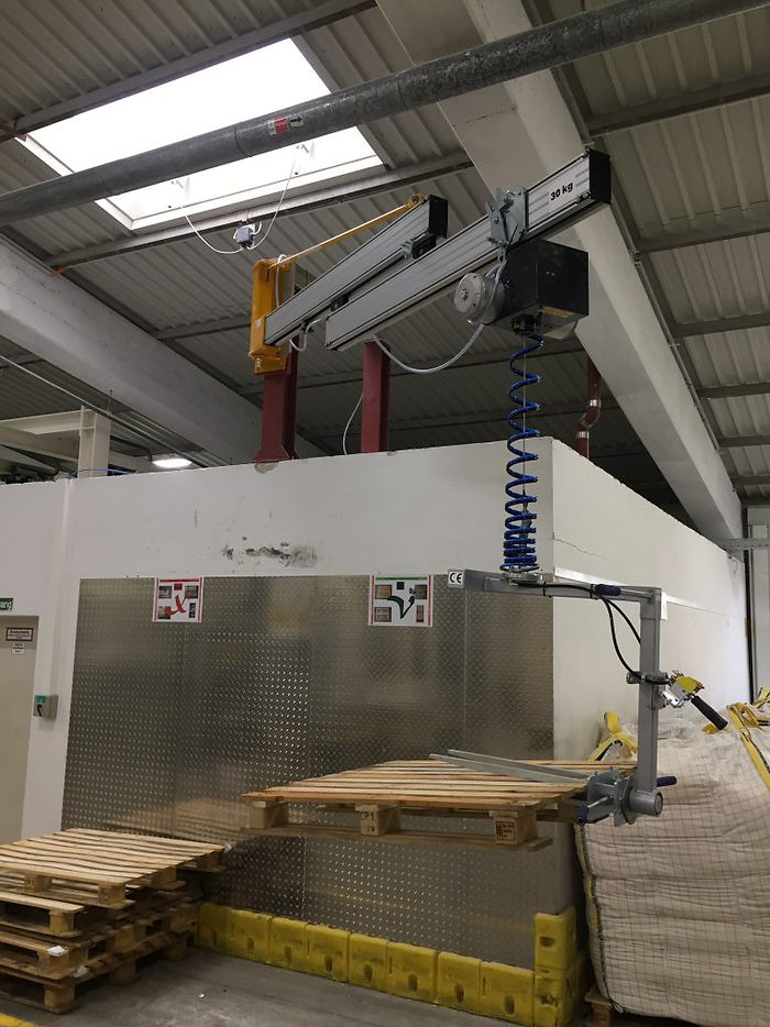 Two telescopic crane bridges over warehouse and forklift area