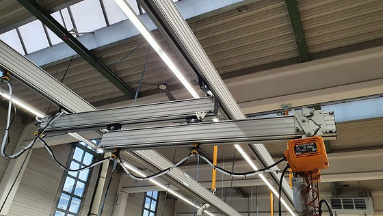 Telescopic slewing jib staging pallets in a narrow aisle