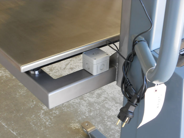 Pneumatic ezzFLOW balancer handling powder in cartons