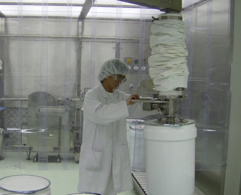 ezzFAST vacuum lifter in cleanroom handling containers