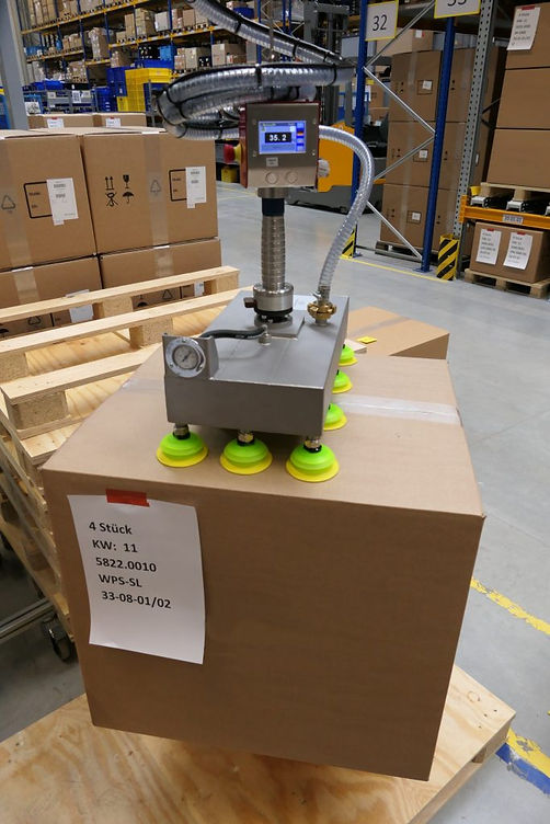 ezzFLOWsmart balancer with vacuum area gripper on articulated jib
