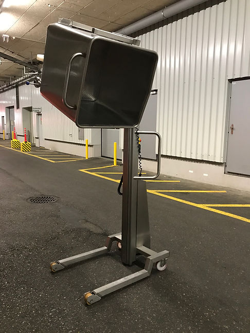 Hygienic ezzLIFTmaster emptying a food container