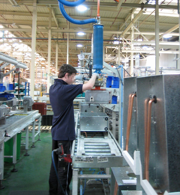 ezzFAST vacuum lifter at assembly station with slewing jib
