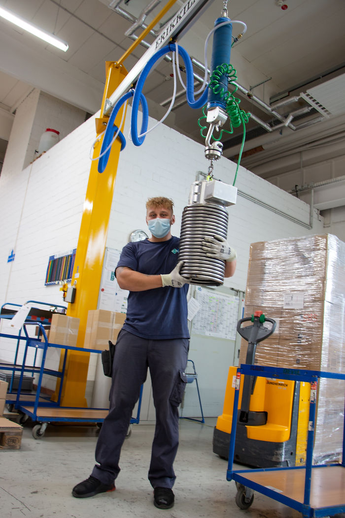 ezzFAST vacuum lifter handling a cooling coil—mobile solutions adapt flexibly to any environment