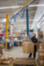 ezzFAST vacuum lifter on ezzLINKrack portal crane moving cartons