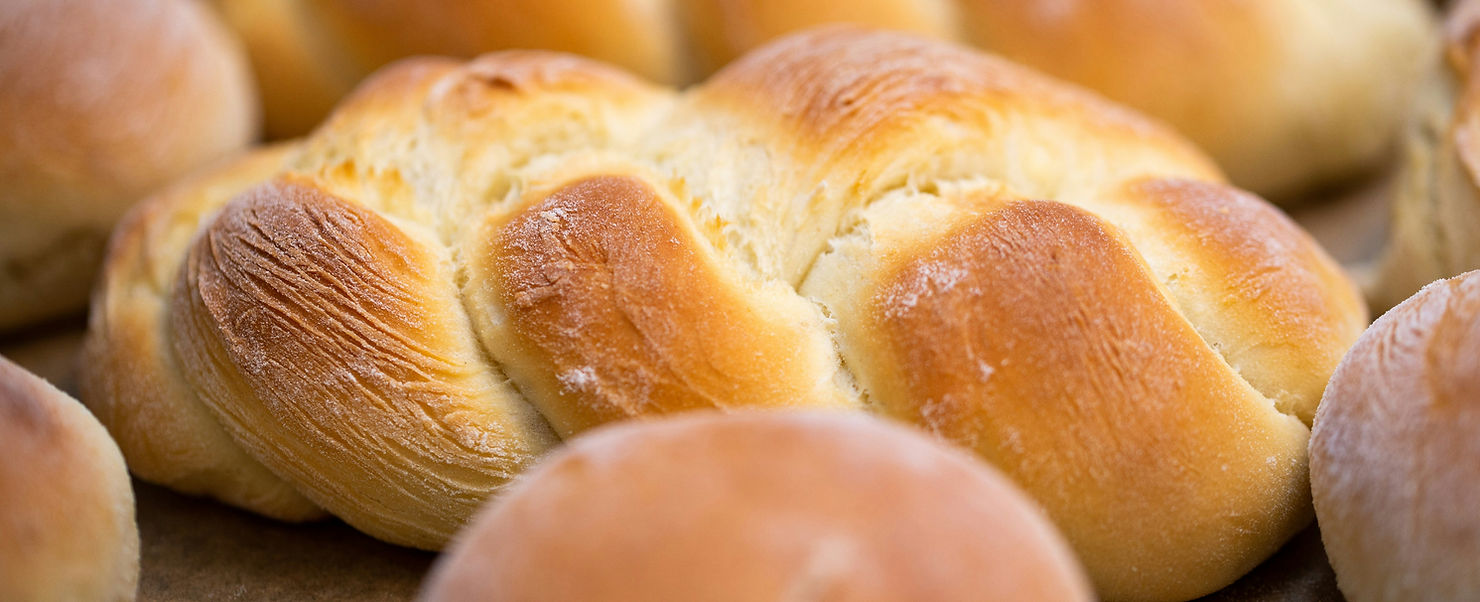 Frisches gebackenes Brot, welches ein Flächtmuster hat.