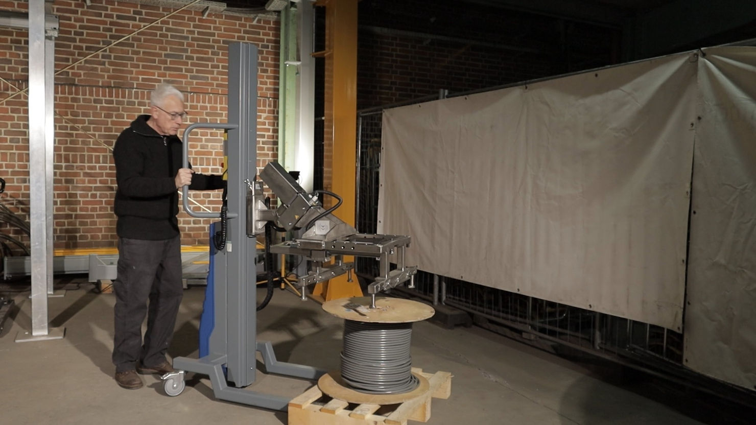 Innovative Hebehilfe für Kabeltrommeln: Der ezzLIFTmaster150 – Effizientes Greif