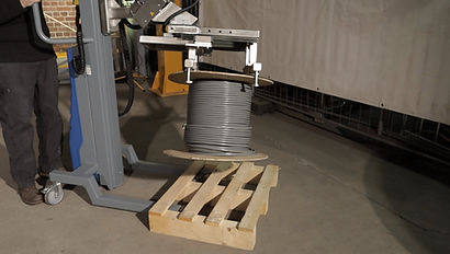 Innovative Hebehilfe für Kabeltrommeln: Der ezzLIFTmaster150 – Effizientes Greif
