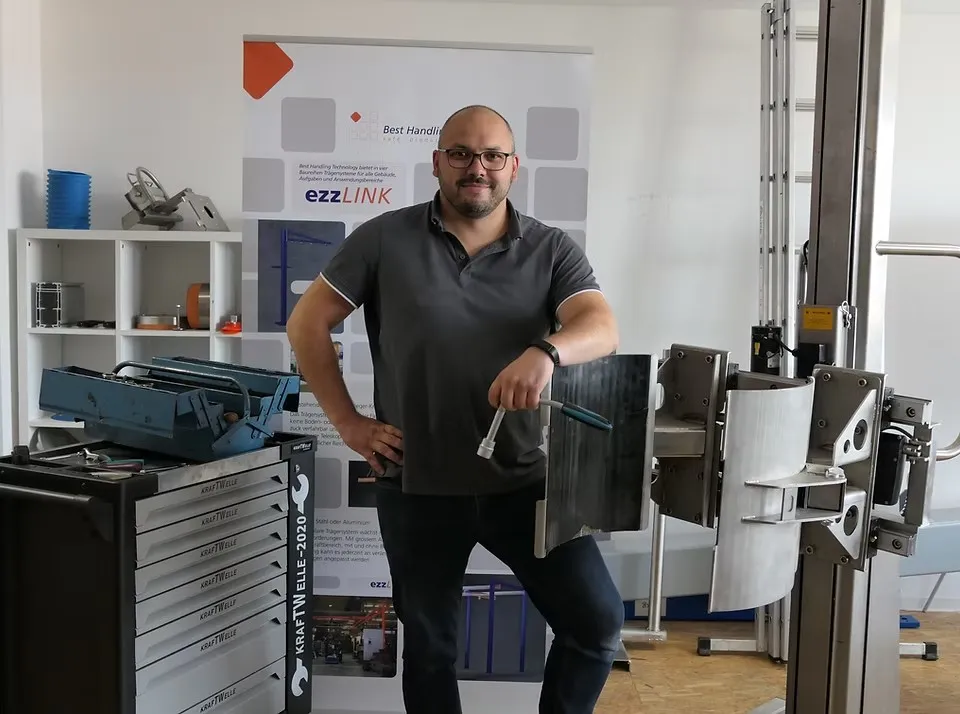 Service-Mitarbeiter von Best Handling Technology in der Werkstatt